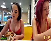 Duas novinha resolvem aprontar dentro do McDonald's e tiram os peitos pra fora - Duda Pimentinha from kamylinha santos peito