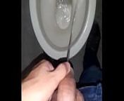 orinando en el ba&ntilde;o from pee in urinal