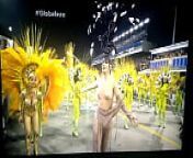 Gostosa tirando a roupa no desfile de Carnaval 2016 from desfile de moda