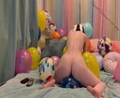 Looner Girl Pops Balloons in Different Ways from balo parnt moveex