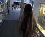 Sara Blonde caminando por el centro comercial en Bucaramanga con el lovense lush activado from lovense public