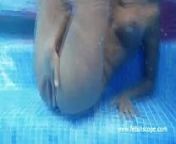 Underwater kinky shaved pussy masturbation from underwater show