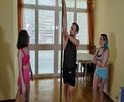 Le doy una clase de Pole Dance a mis dos alumnas y acabamos FOLLANDO from nylon naked pole dance