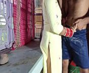 मालकिन की जवान बड़ी बेटी को किचन स्टैंड पर चोदा from khubsurat nokrani xxx viedo girl open saree and sex साली की चुदाई की विडियो