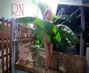Rural striptease. Country girl dancing in the yard of her house Rustic striptease with banana leaf from 贾静雯
