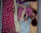 Vraie vidéo amateur filles lesbiennes françaises: deux copines s'amusent et jouissent en même temps from sex video for deer