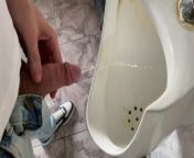Guy peeing in public office toilet from spreed pee in