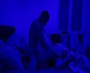 Tutti in sala noi giriamo un video con luce blu(lei gode tantissimo)amatoriale italiano from angysic